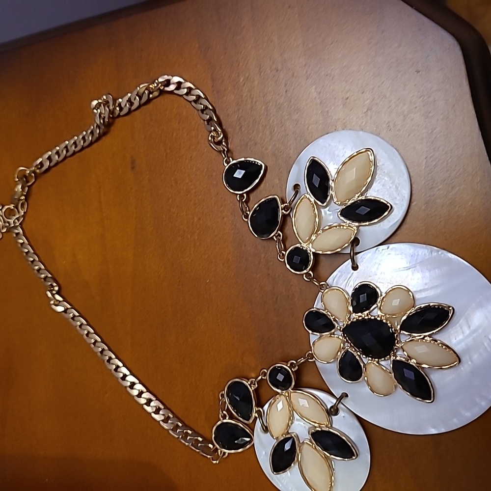 Shell necklace B/W
